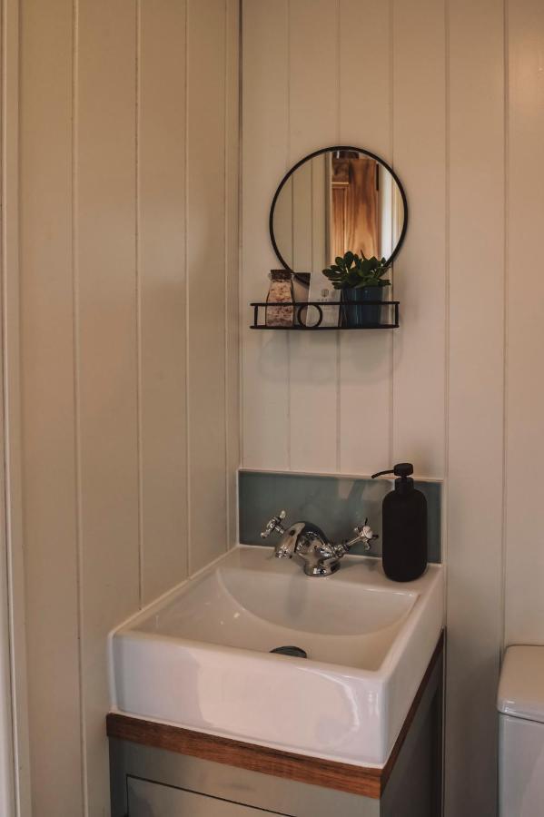 Luxury Shepherd'S Hut On Flower Farm With Outdoor Bath In Mid Cornwall Truro Zewnętrze zdjęcie